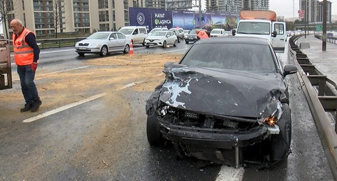 Stanbul Da Korkun Kaza Ara Ikiye B L Nd