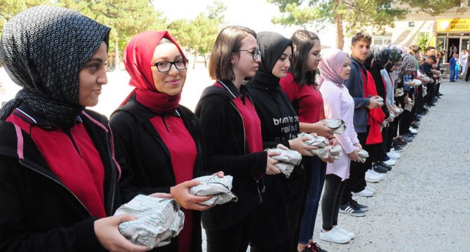 Nevşehir'de lise öğrencilerine simit ve aşure ikramı