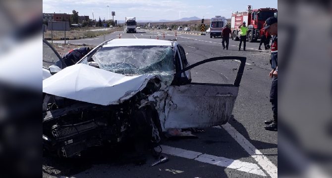 Kırıkkale'de iki otomobil çarpıştı: 7 yaralı