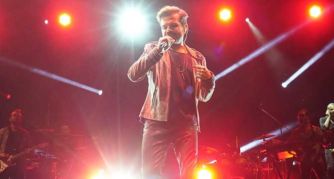 Kenan Doğulu İzmir'de konser verdi