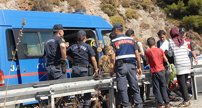 48 kaçak göçmenin bindiği 18 kişilik minibüs devrildi; sürücü kaçtı