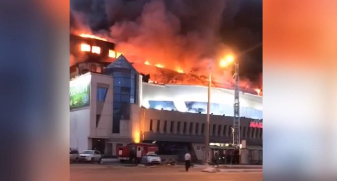 Rusya'da alışveriş merkezinde yangın çıktı