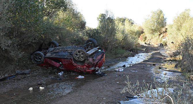 Sivas'ta otomobil dereye uçtu: 2 ölü, 6 yaralı
