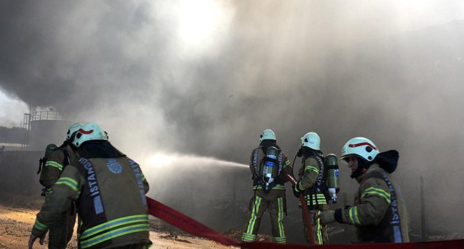 Tuzla'daki yangının dumanı 3 şehri etkiledi