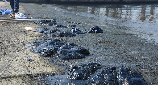 Aliağa'da petrol sızıntısı, sahilde kirliliğe neden oldu