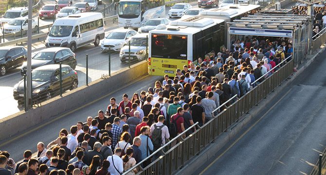 Altunizade metrobüs durağında aşırı yoğunluk