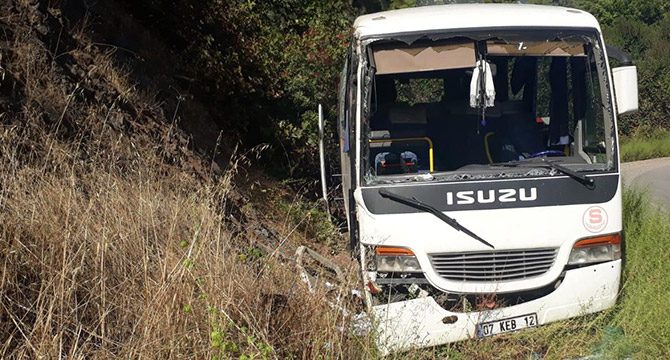 Tur midibüsü devrildi: 3'ü turist 4 yaralı
