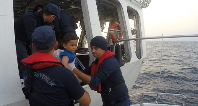 Çanakkale'de lastik bot içinde 30 kaçak göçmen yakalandı