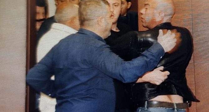 Denizlispor Yönetimi'nin basın toplantısına silahlı kişilerce baskın girişimi