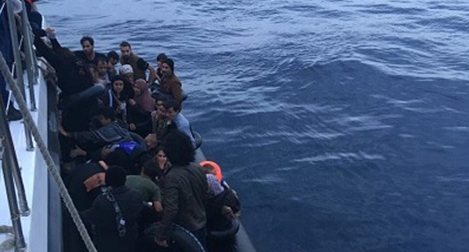 Edirne'de lastik botta 32 kaçak göçmen yakalandı