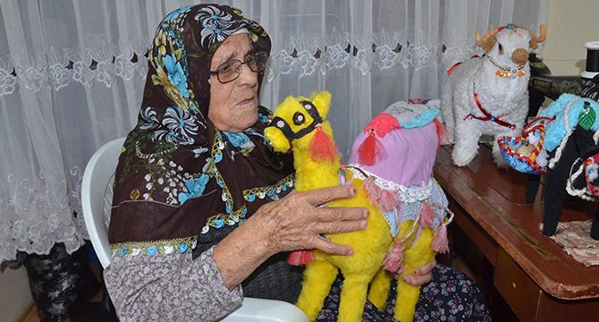 Fatma Nine, diktiği oyuncaklarla çocuk sevindiriyor