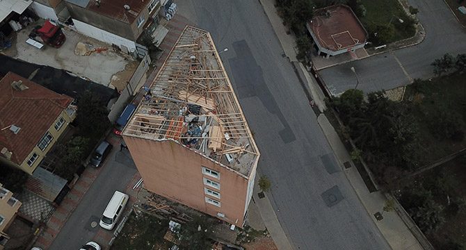 Ölümden döndüler, gecekondunun onarılmasını bekliyorlar