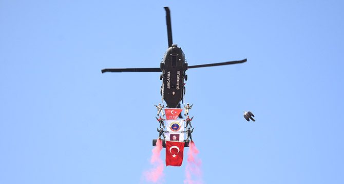 JÖAK'tan helikopterli Cumhuriyet gösterisi