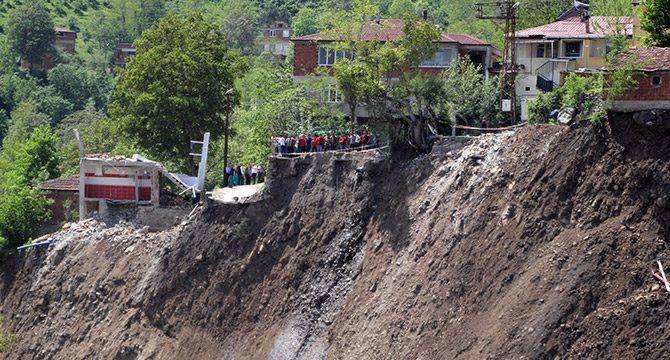 Heyelanlı mahalle korkutuyor