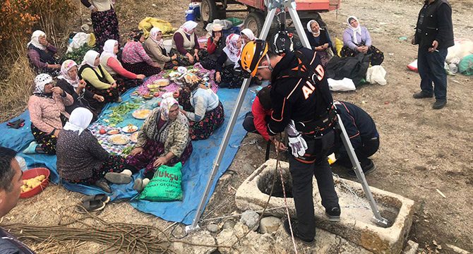 Kuyuya düşen tilki kurtarıldı, tarım işçileri izledi