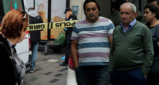 İstiklal Caddesi'nde oturur vaziyette ölü bulundu