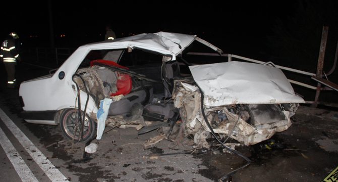 Alkollü sürücü, köprü korkuluklarına çarptı: 2 ölü, 1 yaralı