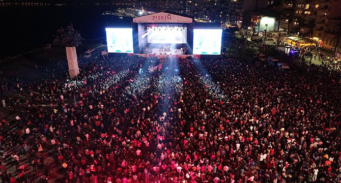 İzmir'de kutlamalarda Yeni Türkü ve Leman Sam konseri