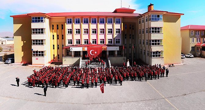 Liselilerin 'İstiklal Marşı' klibi tıklanma rekoru kırdı