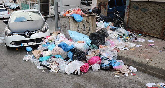 Maltepe'de temizlik işçilerinin eylemi... Sokaklar çöp içinde