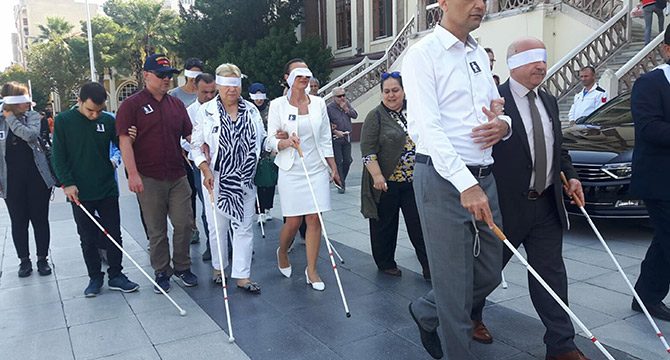 Manisa'da 'Beyaz Baston' farkındalığı için yürüyüş