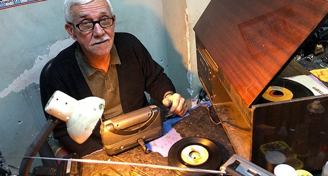 52 yıldır televizyon, radyo ve pikap tamir ediyor