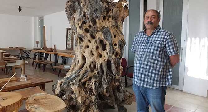 Zeytin odunlarını sanat eserine dönüştürüyor