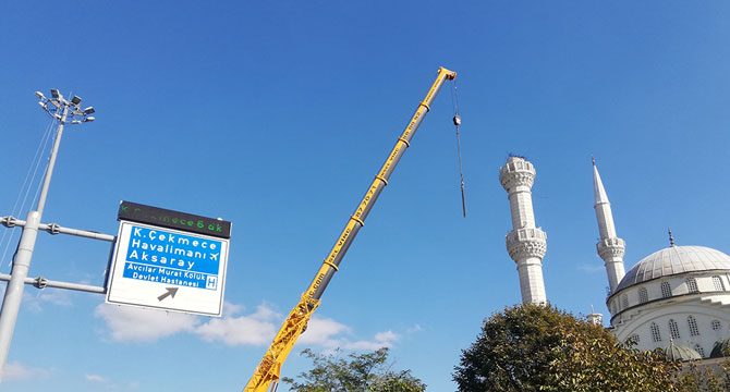 Avcılar'da yıkılan minarenin geri kalan kısmı kaldırılıyor