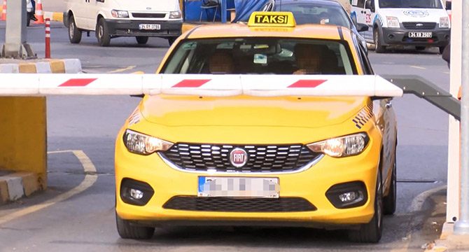Otogarda taksicilerin tartışma yaratan `park ücreti´ talebi