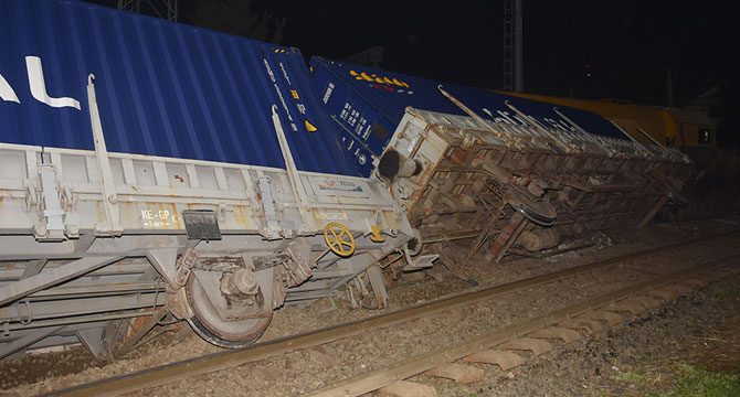İzmir'de, yük treni devrildi
