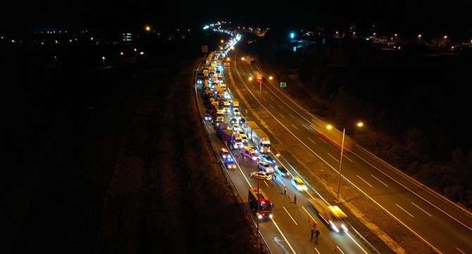 Lastiği patlayan TIR yandı, yol ulaşıma kapandı