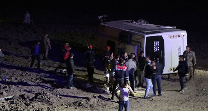 Van'da askerleri taşıyan midibüs devrildi: 2'si ağır 26 asker yaralandı