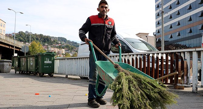 Sokakları temizleyerek kazandığı parayla iki çocuğa burs veriyor