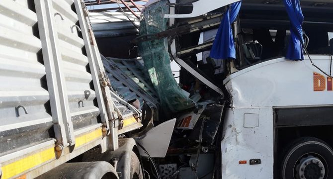 Afyonkarahisar'da otobüsle TIR çarpıştı: 2 ölü, 21 yaralı