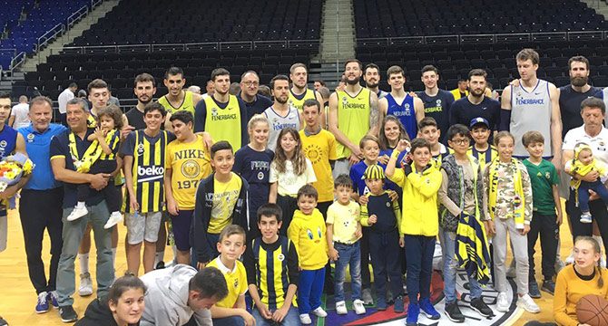 Fenerbahçe Beko'ya taraftarlardan moral ziyareti