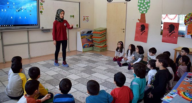 Anaokulu öğrencilerine işaret dili öğretiyor