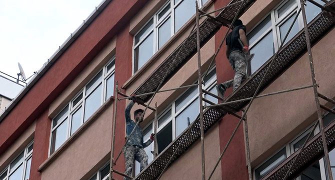 Avcılar'da 4 katlı binanın iskelesinde tehlikeli çalışma