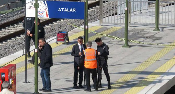 Marmaray'da raylara düşen yaşlı adam tren altında kaldı