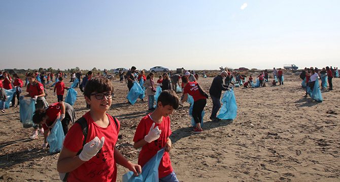 `Tek evimiz dünya' diyen miniklerden sahil temizliği