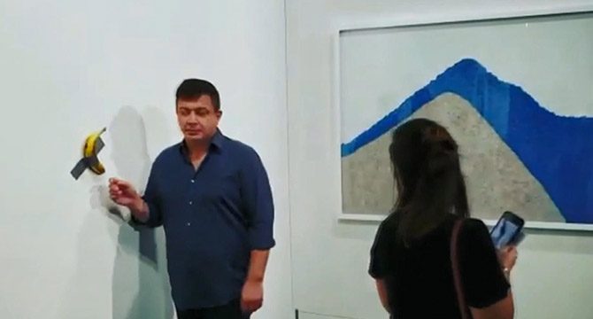 120 bin dolara satılan 'sanat eseri'ndeki muzu yedi