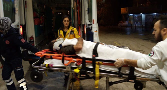 Pancar yüklü kamyon devrildi, sıkışan sürücüyü itfaiye kurtardı