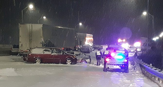 Kanada'da 40 araç zincirleme kaza yaptı, 1 ölü
