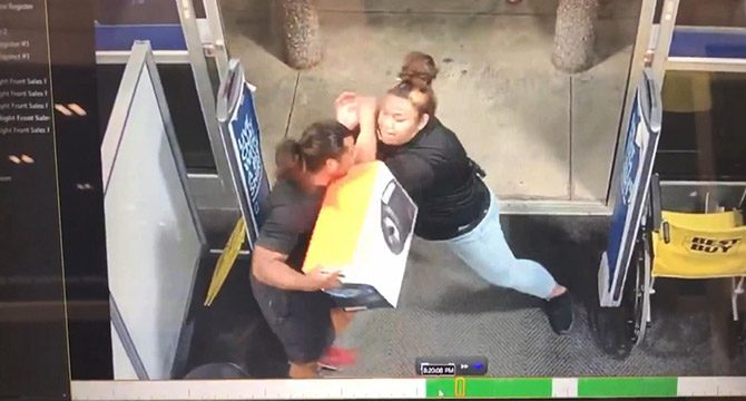 Mağaza çalışanı kadın, soyguncuyu böyle durdurdu
