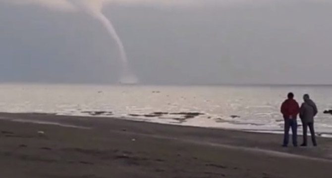 Manzara seyreder gibi gibi hortumu izlediler