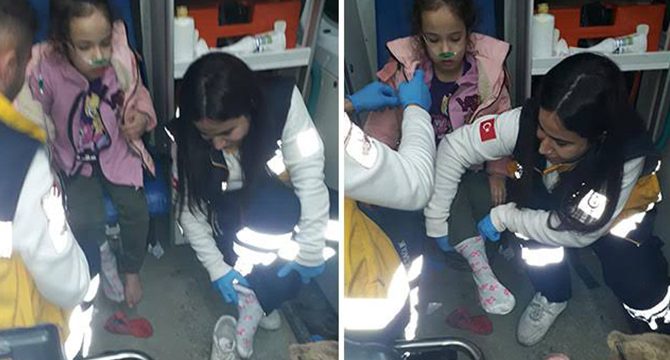 Sağlık çalışanı, yalın ayaklı çocuğa kendi çorabını giydirdi