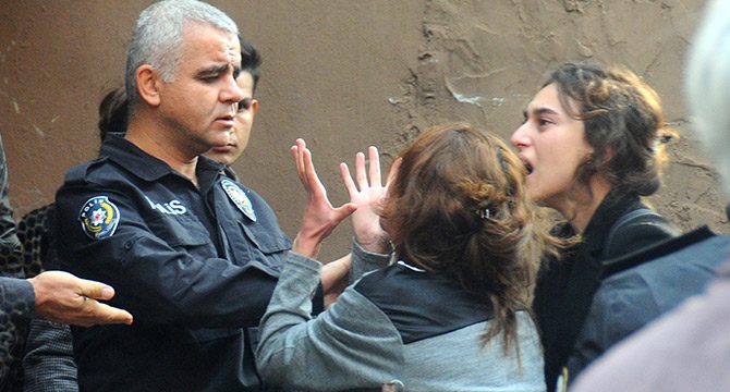Uyuşturucu parası vermeyen annesini öldürdü