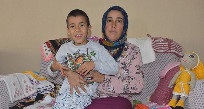 Oğlunun tedavisi için ördüğü ürünleri satan anneden yardım talebi