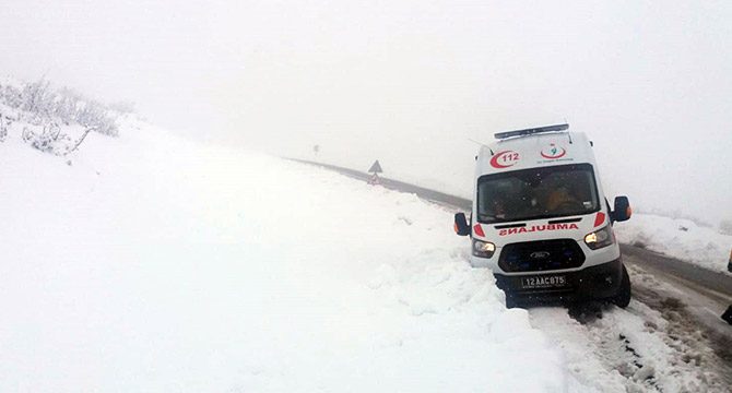 Bingöl'de hasta almaya giden ambulans, kara saplandı