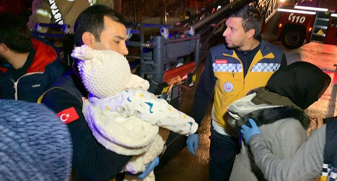 Apartmanın elektrik panosunda yangın: Mahsur kalan 14 kişi kurtarıldı
