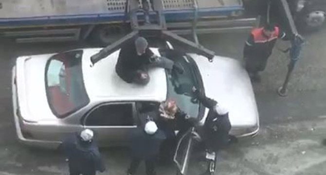 Otomobilini çektirmemek için üzerine çıktı